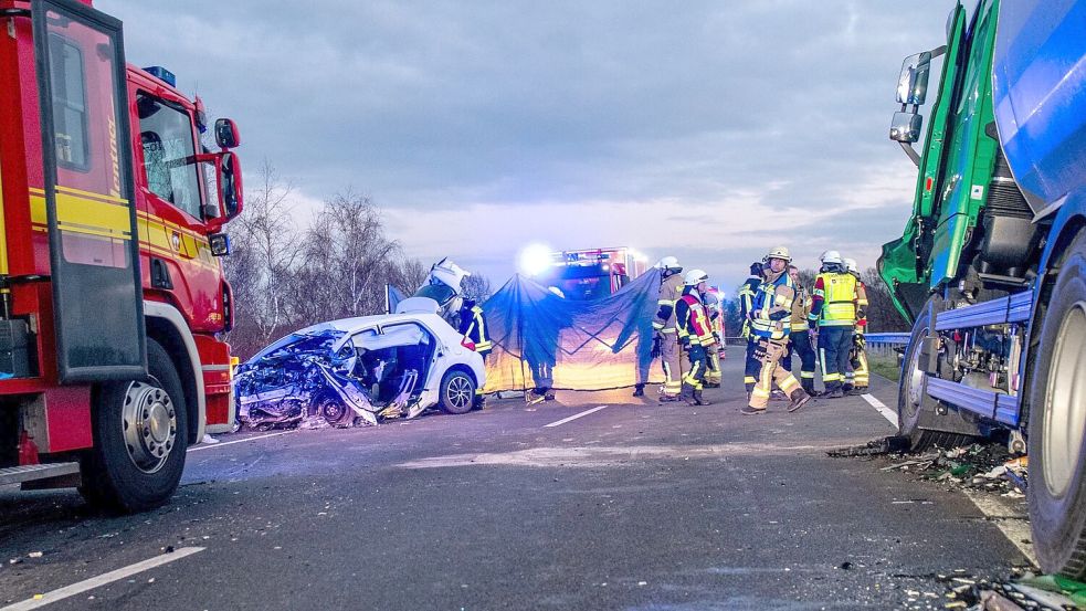 Auf der Bundesstraße 69 bei Vechta ist am Montagabend ein Auto frontal mit einem Lkw zusammengeprallt. Foto: Chowanietz