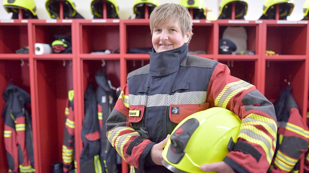 Im Feuerwehrgerätehaus in Hatshausen hat Tanja de Freese ihre Ausrüstung. Foto: Ortgies