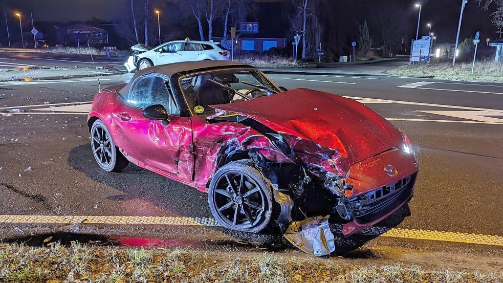 Der Fahrer dieses roten Autos war in der Nacht zum 3. Februar in ein Taxi geprallt. Jetzt gibt es neue Erkenntnisse. Archivfoto: Bruns/Feuerwehr Westoverledingen