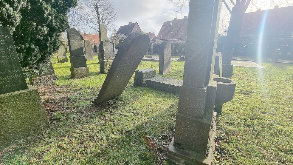 Ein Grabstein auf dem jüdischen Friedhof ist in deutlicher Schieflage. Der andere daneben wurde von seinem Sockel gestürzt. Foto: Bothe