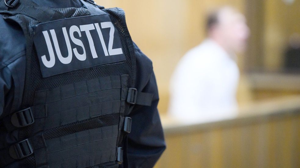 Ein Angeklagter sitzt beim Prozessauftakt im Landgericht Hannover. Symbol-Foto: Julian Stratenschulte/dpa