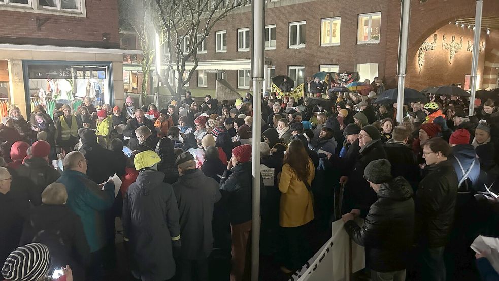 Schätzungsweise 250 Menschen haben sich am Mittwochabend vor dem Landesmuseum in Emden zusammengefunden, um ein Zeichen zu setzen. Foto: Weiden