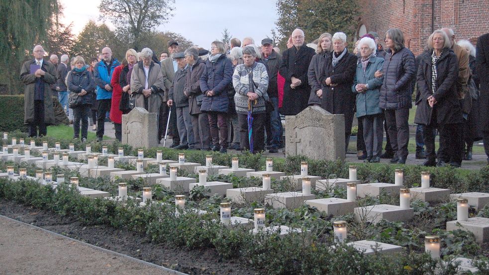 Mehr als sieben Jahrzehnte nach ihrem Tod haben die Todesopfer des KZ Engerhafe im Jahr 2016 individuelle Gräber bekommen. Auf jeden der 188 Grabsteine stellten die Gäste der Gedenkfeier damals eine Kerze. Foto: Archiv/Luppen