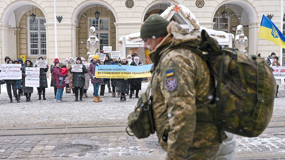 Die ukrainische Armee braucht dringend mehr Soldaten. Manche Kämpfer sind seit fast zwei Jahren an der Front. Foto: imago images/Ukrinform