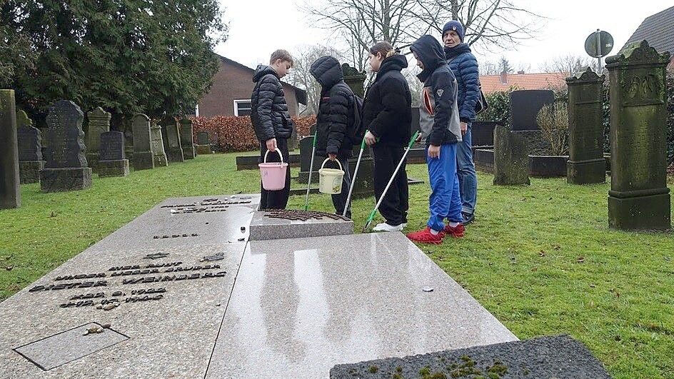 Schülerinnen und Schüler der Klasse 6a der Leeraner Gutenbergschule säuberten nach der Schändung behutsam den jüdischen Friedhof an der Groninger Straße. Foto: Privat