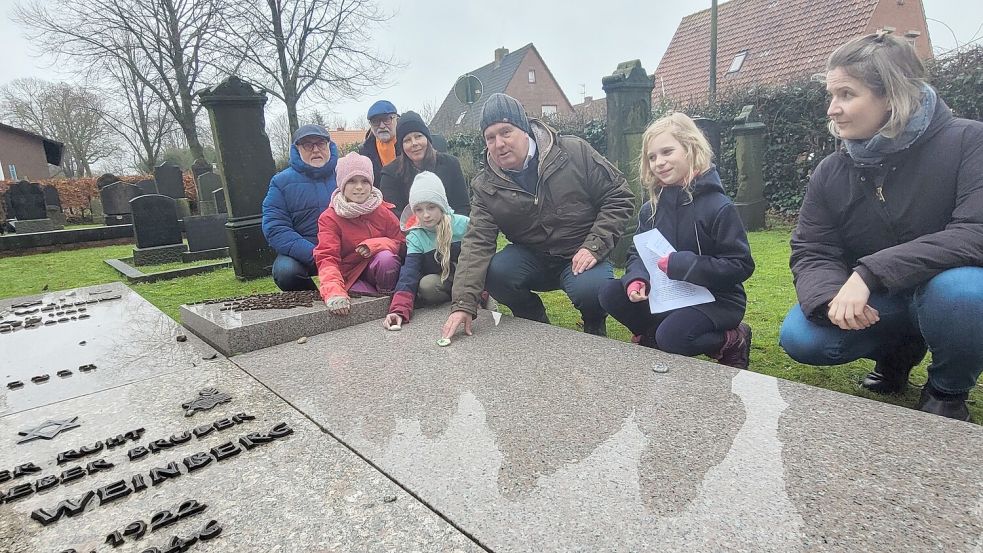 Schülerinnen und Schüler der Klasse 4a der Ludgerischule aus Leer legten am Donnerstag, 15. Februar, bemalte Steinchen auf dem jüdischen Friedhof ab. Das Bild zeigt (von links): Stadtpastor Ralph Knöfler, Jannika, Peter van Lengen, der in der Nachbarschaft aufgewachsen war, Superintendentin Christa Olearius, Anna, Bürgermeister Claus-Peter Horst, Emma und Susanne Bracht (Leiterin der Ehemaligen Jüdischen Schule). Foto: Wolters