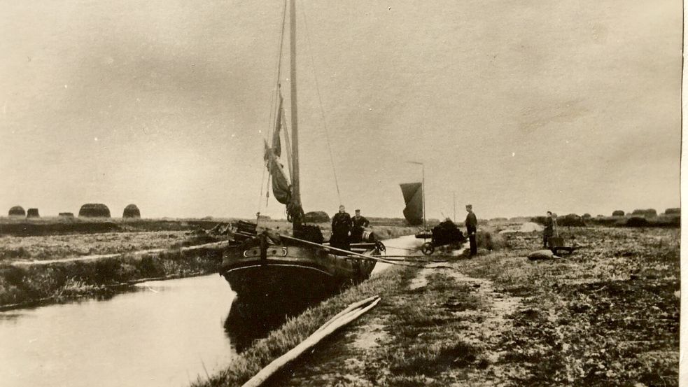 Torf wird an Bord einer Torfmutte geladen. Schiffe wie dieses wurden auf den Fehntjer Werften gebaut. Das Foto könnte zwischen 1880 und 1900 entstanden sein. Foto: Archiv Buss