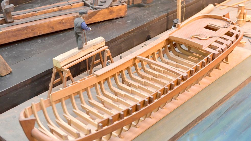 Im Fehn- und Schiffahrtsmuseum in Rhauderfehn vermittelt dieses Modell einer Werft einen Eindruck davon, wie die Schiffsbauer unter freiem Himmel arbeiteten. Foto: Archiv/Ortgies