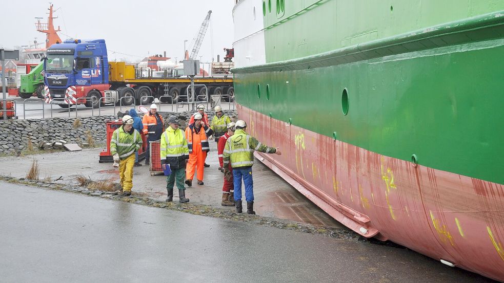 Experten markieren, an welchen Stellen die Luftkissen angebracht werden können, die das 336 Tonnen schwere Schiff vom Boden anheben sollen. Foto: Ullrich