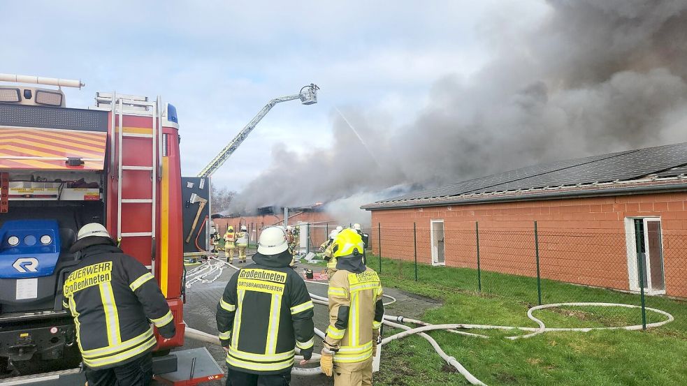 Nahe der A29 ist am Montagvormittag ein Schweinestall in Großenkneten in Brand geraten. Foto: NWM-TV