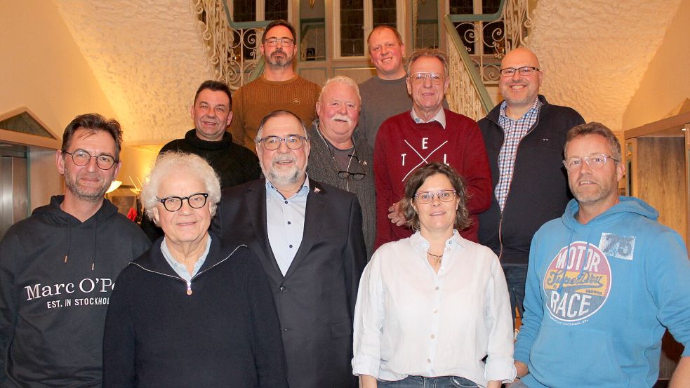 Das Foto zeigt die wiedergewählten Vorstandsmitglieder mit geehrten Mitgliedern und Neu-Ehrenmitglied Wilhelm Eilers (3. von links). Foto: Erdmann