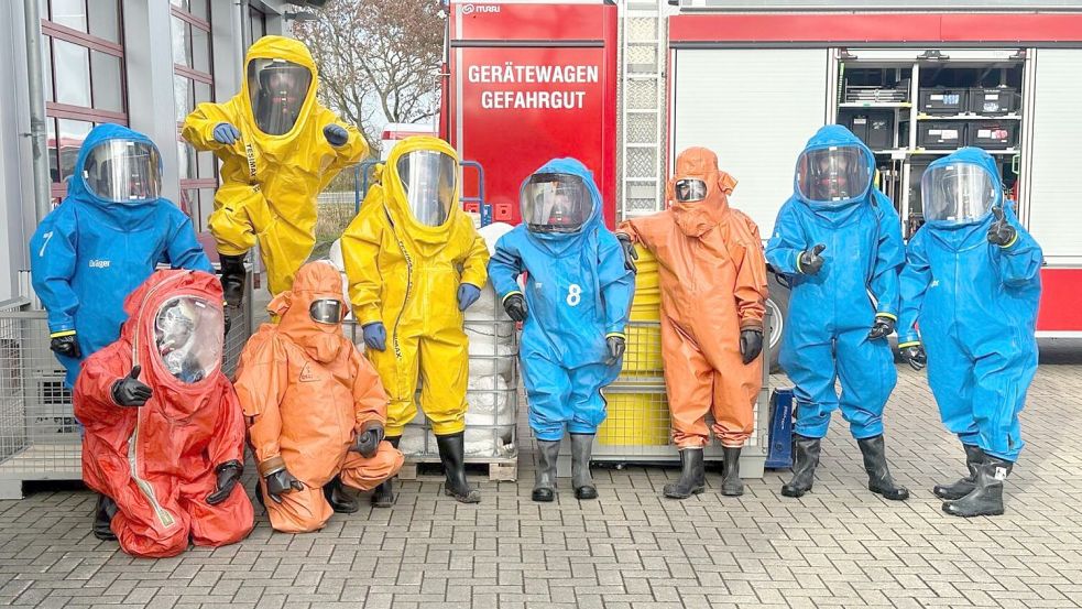 Zu Atemschutzgeräteträgern qualifizierten Einsatzkräfte der freiwilligen Feuerwehr Sandhorst übten für einen Einsatz in Schutzanzügen. Foto: privat
