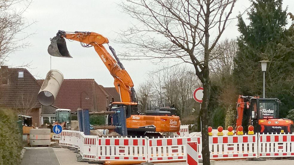 Die Arbeiten an der Kreuzung Langeoogstraße/Leepenser Weg in Wittmund sorgen seit Monaten für Verdruss. Fotos: Hochmann