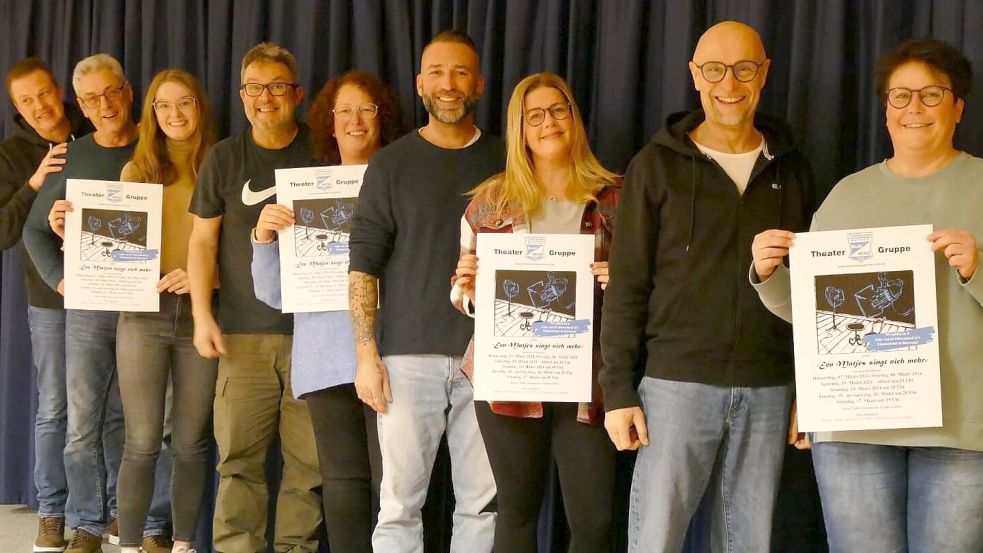 Bereit für das zweite Saisonstück „Een Matjes singt nich mehr“: die Theatergruppe von Blau-Weiß Borssum. Foto: privat