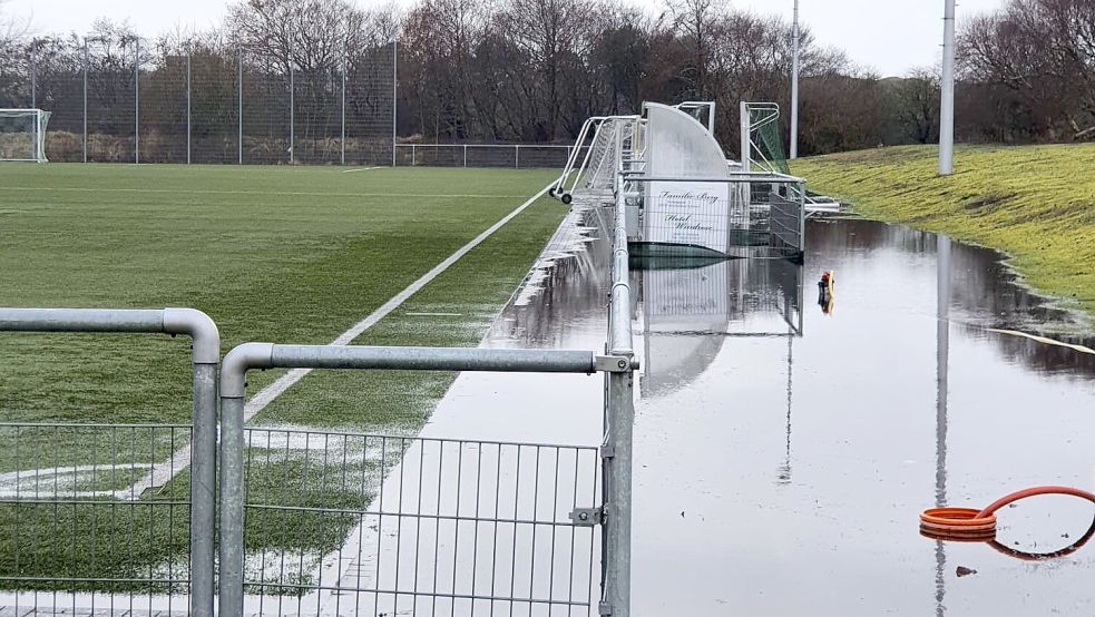 Erstmals seit 2015 hat der TuS Borkum mit Wassermassen auf dem Kunstrasenplatz zu kämpfen. Foto: Privat