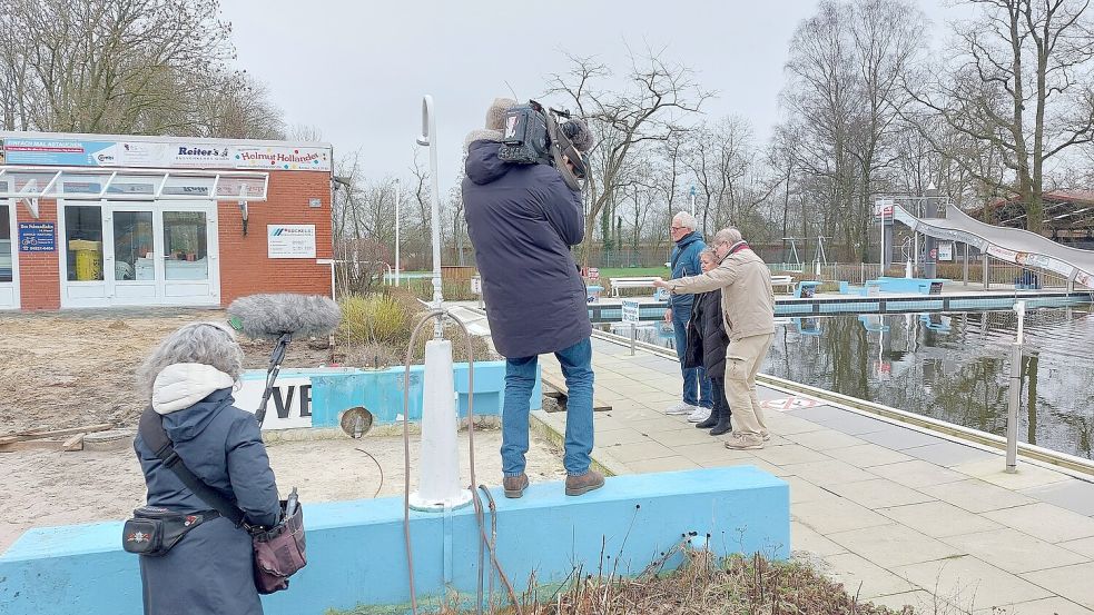 Friedhelm Jakobs (beim Becken, von links), Gudrun Schöttes und Peter Kurzak schildern für das NDR-Kamera-Team die Baustellen-Abläufe. Fotos: Hanssen