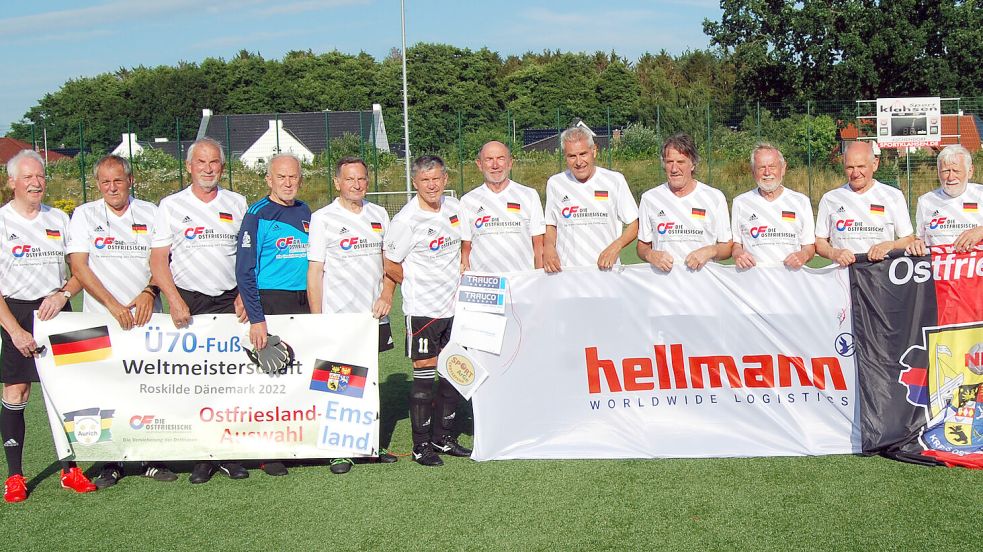 Auf diesem Foto sind zwölf der 17 Spieler zu sehen, die bei der ersten WM-Teilnahme 2022 zur deutschen Ü70-Mannschaft gehörten. Neun von ihnen wollen im Sommer auch in Wales dabei sein. Archivfoto: Privat