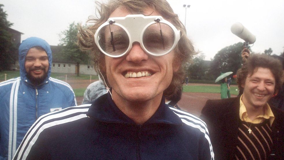 Fußball-WM 1974: Nationaltorwart und Spaßvogel Sepp Maier trägt hier eine Scheibenwischerbrille. Foto: Imago Images/Werek