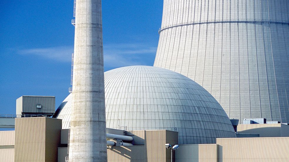 Das Kernkraftwerk in Lingen gehörte zu den drei letzten Meilern, die im vergangenen April abgeschaltet worden sind. Foto: IMAGO/Rupert Oberhäuser