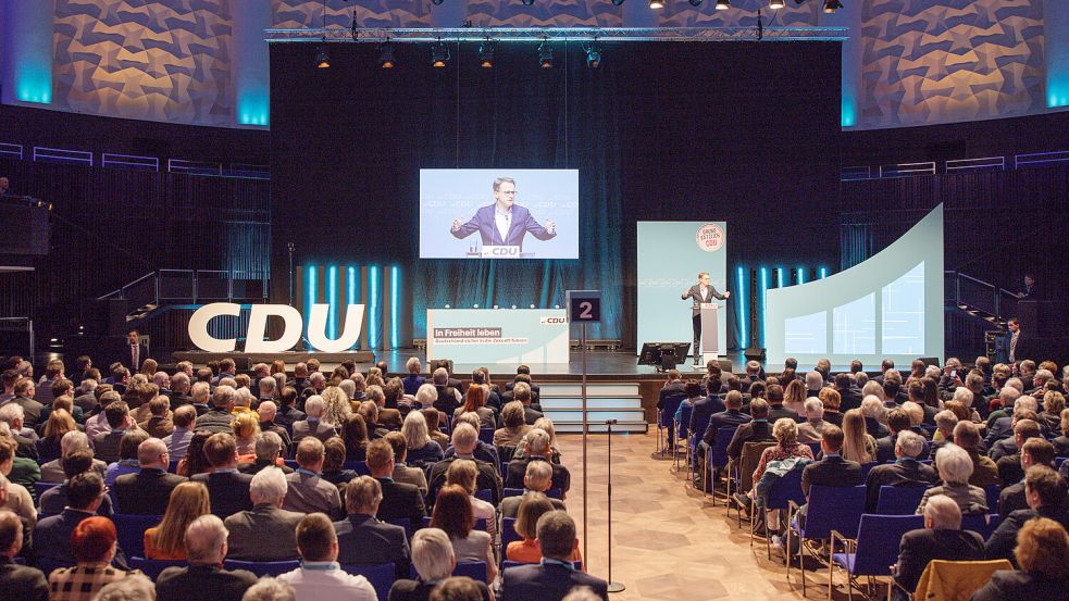 Bei der Grundsatzprogrammkonferenz der CDU in Hannover fühlte sich ein Teilnehmer offenbar stark von einer NDR-Reporterin gestört. Foto: dpa/Ole Spata