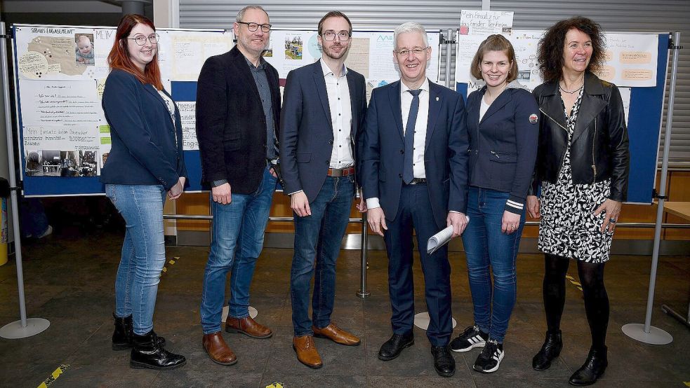 Lena Busboom von der Stabsstelle Ehrenamt (von links), FCSO-Schulleiter Christian Hunsmann, Moormerlands Bürgermeister Hendrik Schulze, Landrat Matthias Groote, Sara Buhr und Monika Fricke freuen sich über das Engagement der Schülerinnen und Schüler.