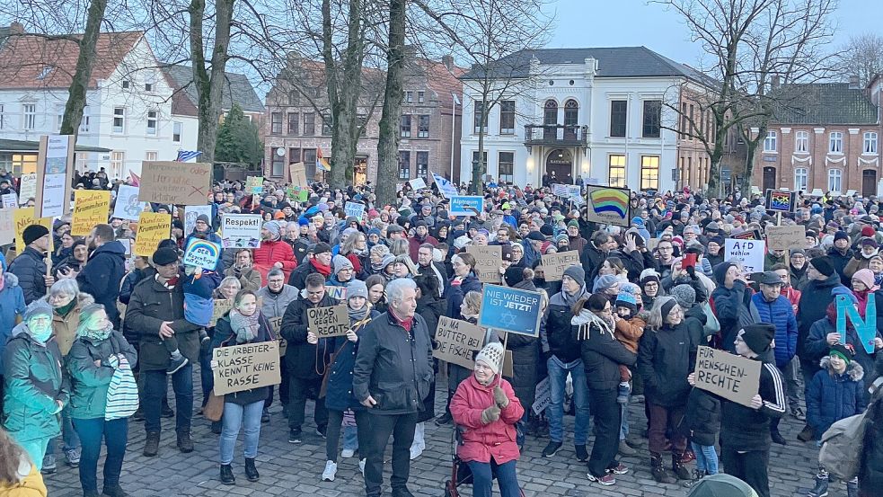 Mehr als 2000 Menschen demonstrierten auf dem Norder Marktplatz gegen Rechtsextremismus. Foto: Rebecca Kresse