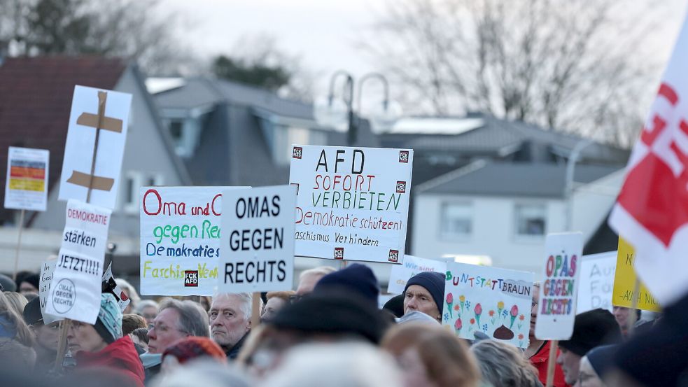 Jüngst demonstrierten viele Menschen in Schortens, wo das Foto entstanden ist, gegen eine Veranstaltung der AfD. Ähnlichen Gegenprotest könnte es bald in Moordorf geben. Foto: Hock