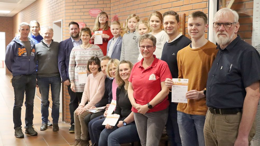 Das Foto zeigt (stehend, von links): Uwe Rotte, Volker Trebesch, Wilfried Theessen, Tim Bloem, Anke Kuhlmann, Laura Kuhlmann, Thabo Bloem, Eveline Brand, Mara Sophie Voigt, Lisa Marie Voigt, Ina Reinhardt, Johannes Voigt, Marvin Helmerichs und Hinrich Lübben sowie (sitzend, von links) Regina Zeiler, Christoph Brand, Maria Brand und Jenny Gerdes. Foto: privat