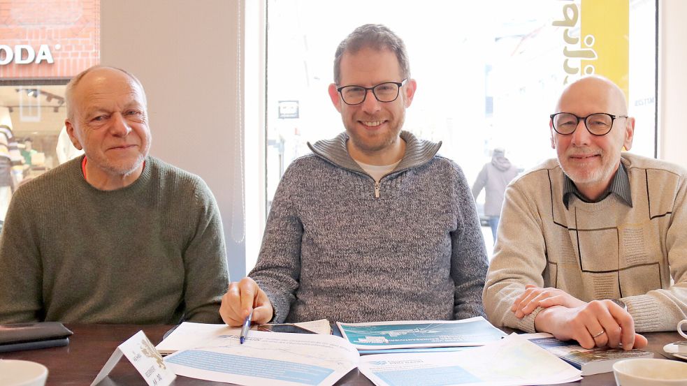 Volkmar Hildebrandt (von links), Thomas Gehrke und Bruno Braun setzen sich für die Reaktivierung der Strecke Aurich-Abelitz ein. Foto: Heino Hermanns