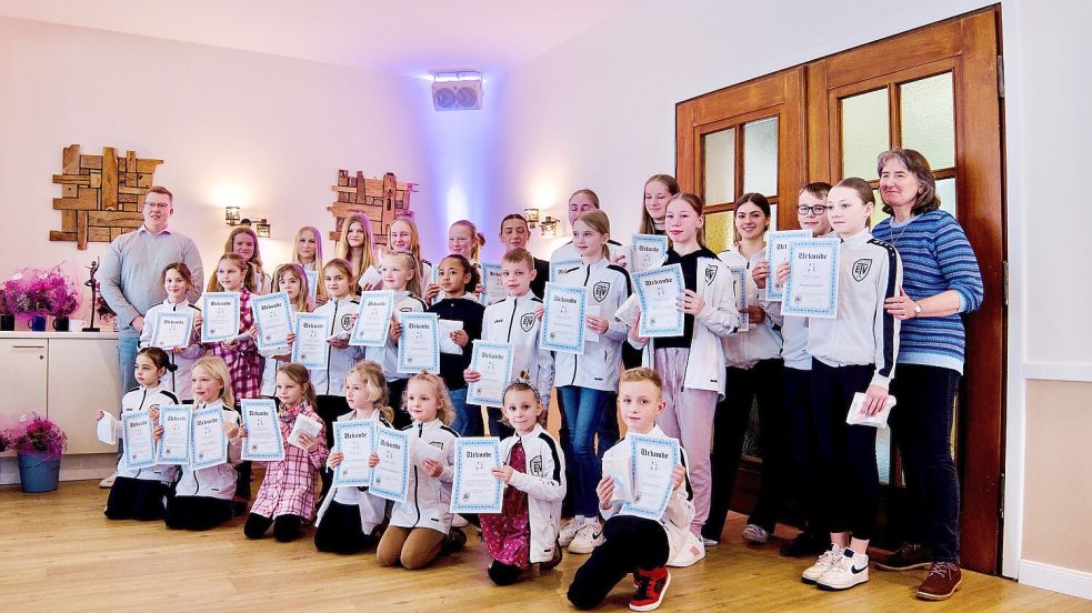 Der Nachwuchs des Emder Turnvereins bekam vom Vorsitzendem Daniel Schipper (links) Urkunden überreicht. Sportwartin Adelheid Klaassen (rechts) freute sich über die Erfolge der Mädchen und Jungen. Foto: privat