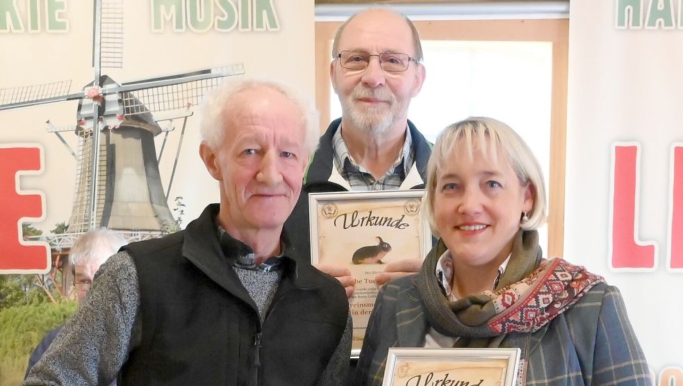 Urkunden für ihre besonderen züchterischen Erfolge erhielten (von links) Harald Janssen, Alfred Ukena und Sabine Eggerking.