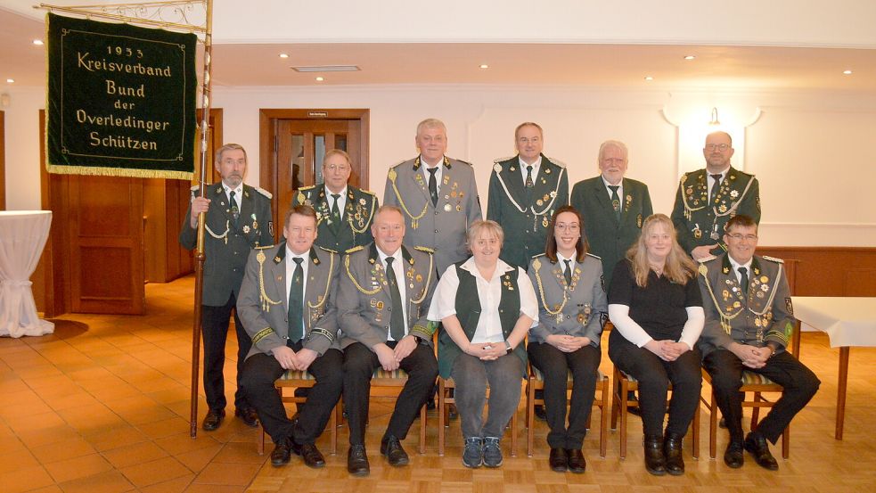 Der Gesamtvorstand des Kreisverbandes Bund der Overledinger Schützen nach der Jahreshauptversammlung in Flachsmeer (stehend, von links): Gerd-Artur Wilts (Standartenträger), Joachim Müsker (Kreismajor), Jörg Priet (stellvertretender Sportleiter), Klaus de Boer (Schriftführer), Gerhold Heinze (1. Vizepräsident), Stefan Drathjer (stellvertretender Schatzmeister) sowie (sitzend, von links) Ludger Meinders (2. Vizepräsident), Karl-Gerhard Laaken (Präsident), Ulrike Wiechers (stellvertretende Damensportleiterin), Denise Kramer (stellvertretender Jugendsportleiterin), Birgit Gerdes (Damensportleiterin) und Wolfgang Kramer. Es fehlen: Werner Thomßen (1. Vizepräsident), Udo Griepenburg (Sportleiter), Jens de Buhr (stellvertretender Standartenträger), Thomas Dalloff (stellvertretender Kreismajor) und Pressewart Michael Haferbecker. Fotos: Weers