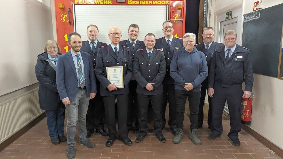 Viele Glückwünsche für Dietert Klaasen (mit Urkunde). Die Feuerwehrausschuss-Vorsitzende Gaby Ostholthoff (von links), Fachbereichsleiter Florian Tautrich, Bernd Grünefeld, Janick Müller, Leon Hoyten, Gemeindebrandmeister Frank Harms und Ortsvorsteher Jakob Beißel-Kayser, der stellvertretende Gemeindebrandmeister Joachim Lassahn sowie der stellvertretende Abschnittsleiter Süd, Holger Bleicher, gratulierten dem Jubilar zu seiner Auszeichnung. Foto: Bruns/Feuerwehr Westoverledingen