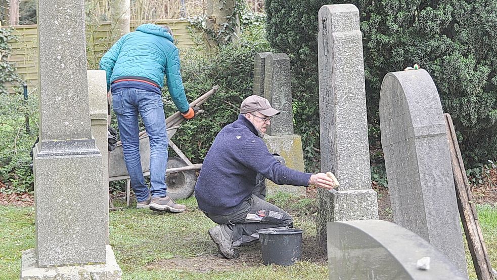 Der rund eine halbe Tonne schwere Grabstein wurde wieder auf dem Sockel befestigt. Foto: Wolters