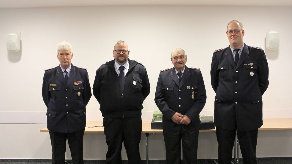 Brandabschnittsleiter Süd Karl Töpfer (von links) zeichnete Stefan Franzen, Johann Hallenga und Dennis Kuhlmann für ihre Treue zur Feuerwehr aus. Foto: privat