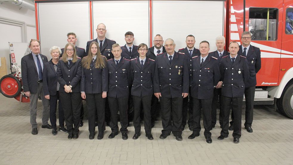 Zum Gruppenfoto positionierten sich (von links): Der stellvertretende Bürgermeister Stadt Aurich, Artur Mannott und Ortsbürgermeisterin Gerda Küsel sowie die Feuerwehrleute Galina de Vries, Rene Walter, Ines Walter, Dennis Kuhlmann, Yannic Jibben, Gerrit de Vries, Marvin Friedrichs, Stefan Franzen, Johann Hallenga, Torsten Hagena, der stellvertretende Stadtbrandmeister Frank Fröhling, Brandabschnittleiter Süd Karl Töpfer, Michael van Detten und Dirk Siebels.