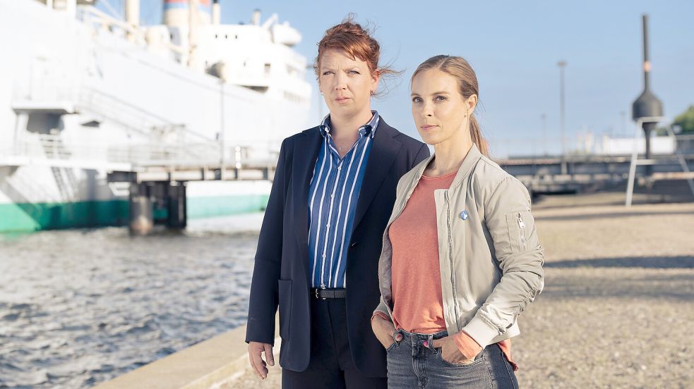 Jetzt doch ziemlich beste Freundinnen? Eigentlich knirscht es noch etwas zwischen Katrin König (Anneke Kim Sarnau, r.) und Melly Böwe (Lina Beckmann) im neuen „Polizeiruf 110: Diebe“. Foto: NDR/Christine Schröder