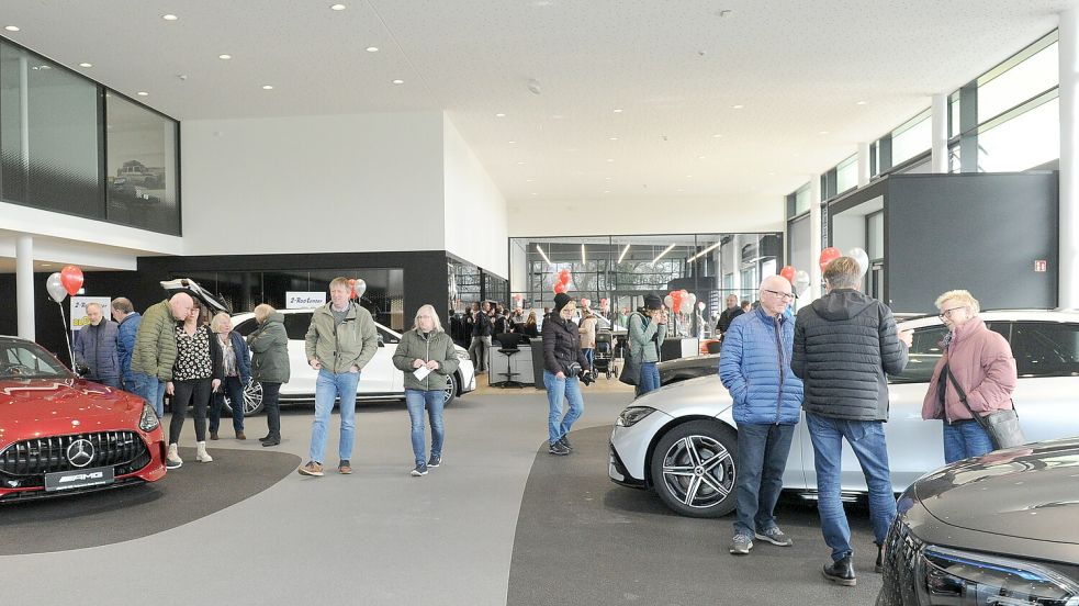 Im Autohaus Senger schauten sich viele Gäste bereits am späten Vormittag um. Foto: Stephan Friedrichs