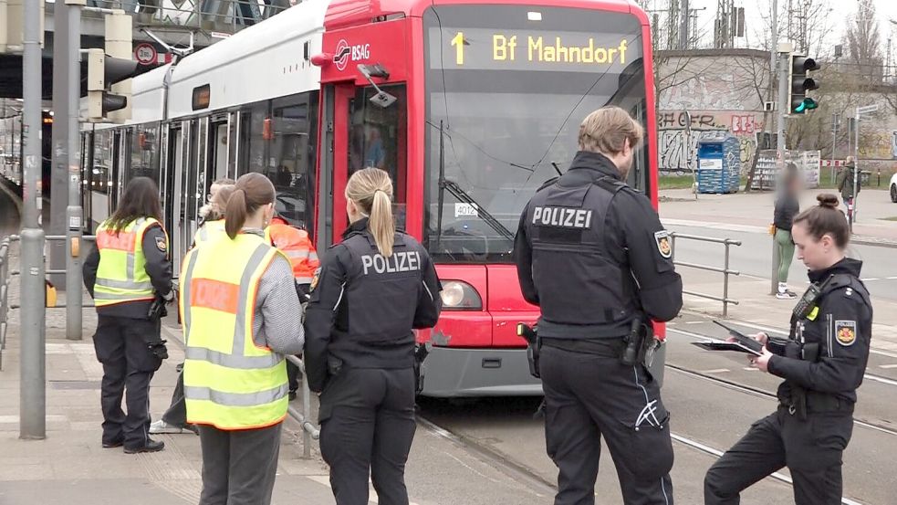 Ein 13-jähriger Junge ist am Montag von einer Straßenbahn angefahren worden. Wie durch ein Wunder wurde das Kind nur leicht verletzt. Foto: NWM-TV