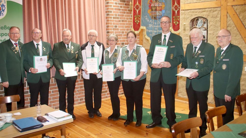 OSB-Präsident Detlef Temmen (links) und NWDSB-Schatzmeister Friedhelm Schäfer (rechts) ehrten (von links) Erwin Esderts, Holger Kirchhoff, Olaf Reents, Ingrid Roßmüller, Daniela Hartmann, Stefan Klaassen und Gerhold Heinze. Foto: privat