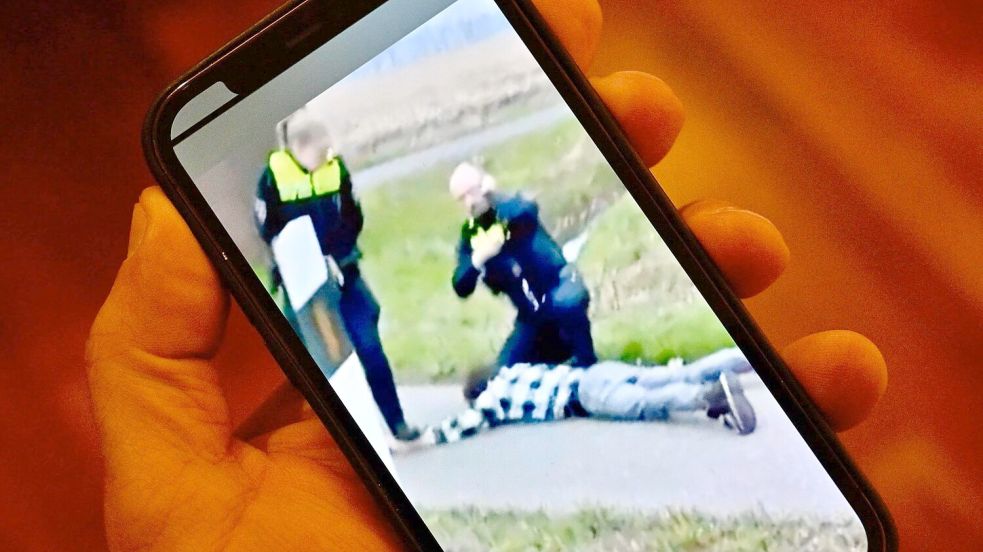 Die Videosequenz ging in Löningen viral: Die Polizei nimmt in der Nähe der Bundesstraße 213 den Tatverdächtigen fest. Foto: M. Niehues