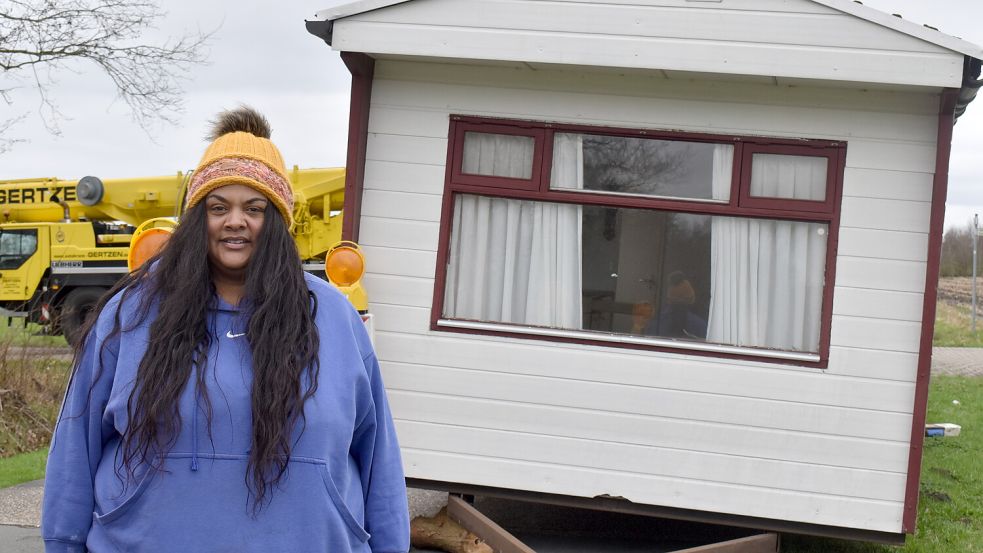 Alice Luft steht am Samstagmorgen vor ihrem liegengebliebenen Mini-Haus. Rund drei Stunden später gab es für die 47-jährige Lehrerin ein Happy End. Foto: Zein