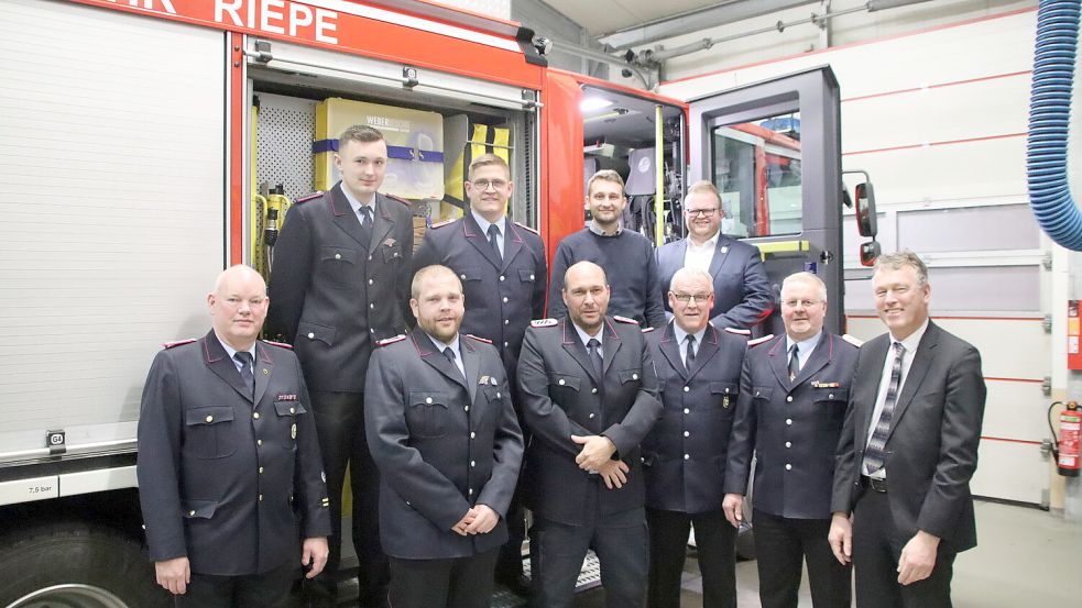 Die Wehr und ihre Gäste auf der Versammlung (von links): Uwe Behrends (stellvertretender Kreisbrandmeister), Finn Eden, Christian Uphoff, Alexander Pollmann, Michael Eilers, Ausschussvorsitzender André Goldenstein, Horst Jung, Ortsbürgermeister Hannes Langer, Gemeindebrandmeister Heyo Voß und Bürgermeister Arno Ulrichs. Foto: privat