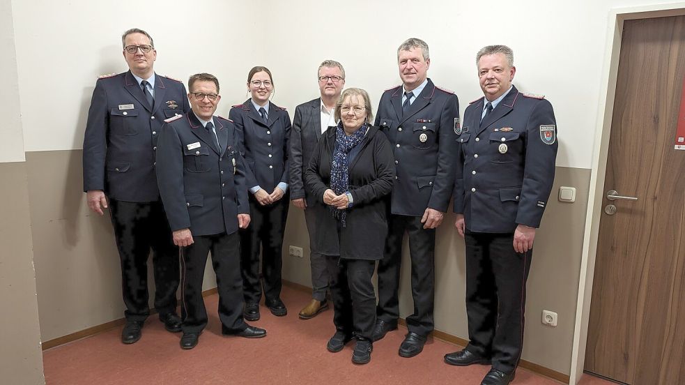 Jubilar Robert Hensmann (2. von links) im Kreise der Gratulanten (von links): Frank Harms, Diertje Duis, Bürgermeister Theo Douwes, Gaby Ostholthoff (Feuerwehrausschussvorsitzende), Wilhelm Müntinga-Busemann sowie der stellvertretende Gemeindebrandmeister Joachim Lassahn. Foto: Bruns/Feuerwehr Westoverledingen