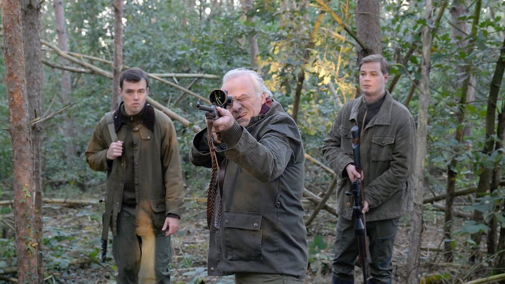 Das mieseste Schwein im neuen rbb-„Polizeiruf 110: Schweine“ ist der Patriarch und Vater Dr. Albrecht Richtmann (Bernhard Schütz, Mitte), hier mit seinem Sohn Konstantin Richtmann (Nicolas Handwerker, l.) sowie dessen Freund und Kollegen Daniel Pillokat (Marius Ahrendt, r.). Foto: rbb/Christoph Assmann