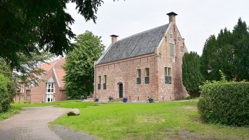 Das Steinhaus in Greetsiel: Auf der Freifläche daneben sollen Parkplätze entstehen. Foto: Wagenaar/Archiv