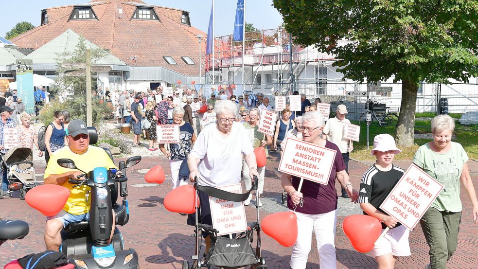 Rund 300 Menschen haben sich im September 2023 an einer Kundgebung zum Erhalt des Seniorenhuus in Greetsiel beteiligt. Foto: Wagenaar/Archiv