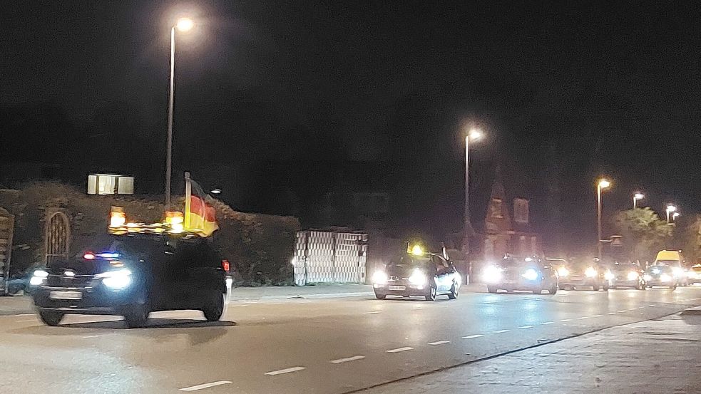 An vielen Fahrzeugen waren Deutschland-Fahnen und Flatterband befestigt. Foto: Hanssen