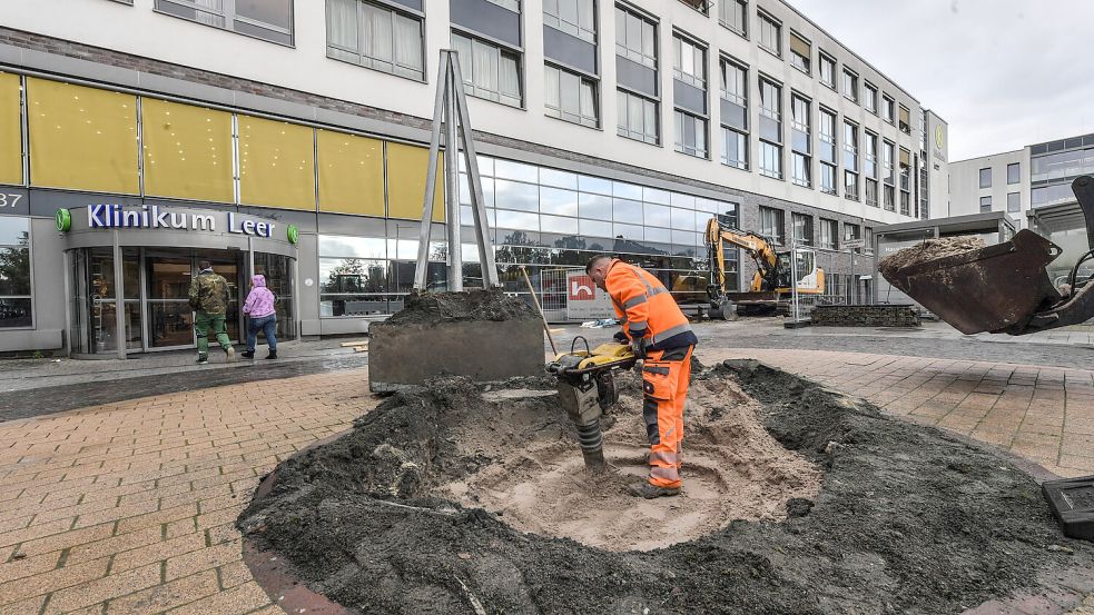 Vor dem jetzigen Eingangsbereich wurde das große Logo des Klinikums bereits entfernt. Foto: Ortgies