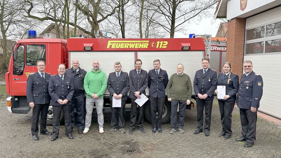 Die Feuerwehrleute und ihre Gäste in Victorbur haben Grund zur Freude (von links): Gemeindebrandmeister Focko Westerbur, Ortsbrandmeister Manfred Gerdes, Stefan Fisser, Ortsvorsteher Johann Schoolmann, René Wienekamp, Karsten Klitzsch, Marten Heeschen, der stellvertretende Bürgermeister Dieter Dirksen, Christian Roock, Romy Redenius und Kreisbrandmeister Dieter Helmers. Foto: privat